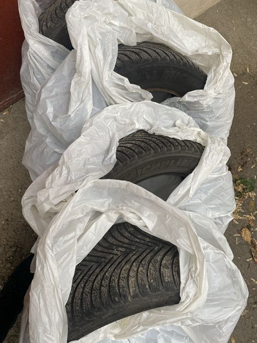 Vand patru anvelope Michelin 215/55/16 si patru jante din grupul vag
