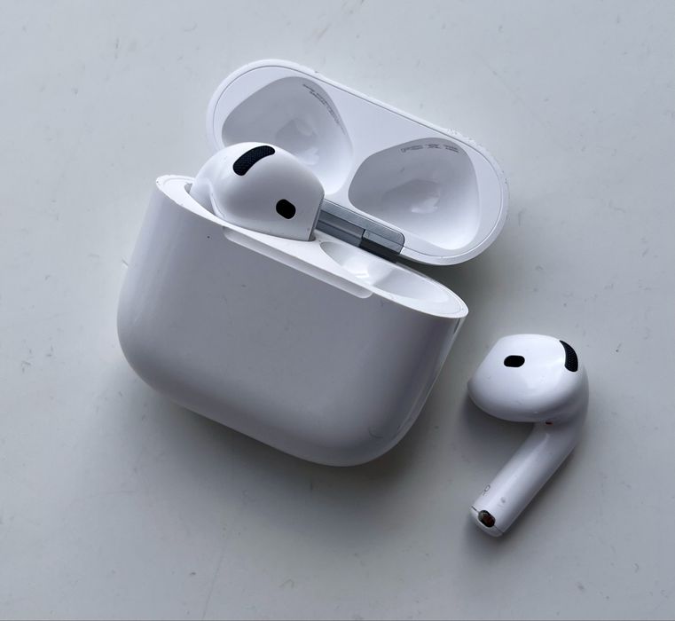 Продам наушники airpods 4