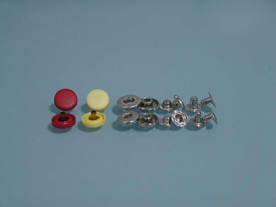 Продаю фурнитуру для кожи. Кнопки, магниты, карабины  всё в наличии.