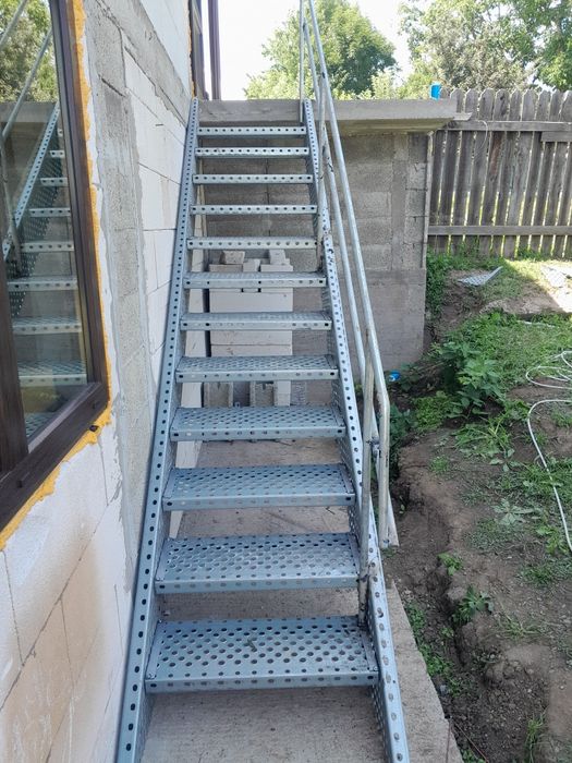 Scări metalice galvanizate la orice demisiune asiguram transport ori u