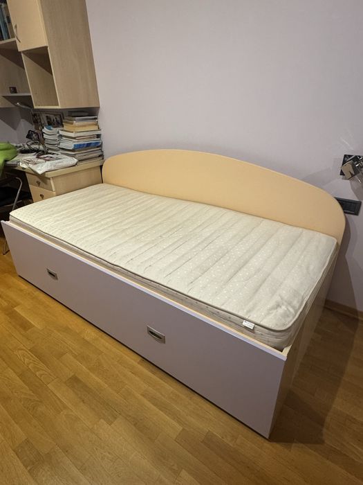 Разтягащо се единично легло, което става на спалня + два матрака