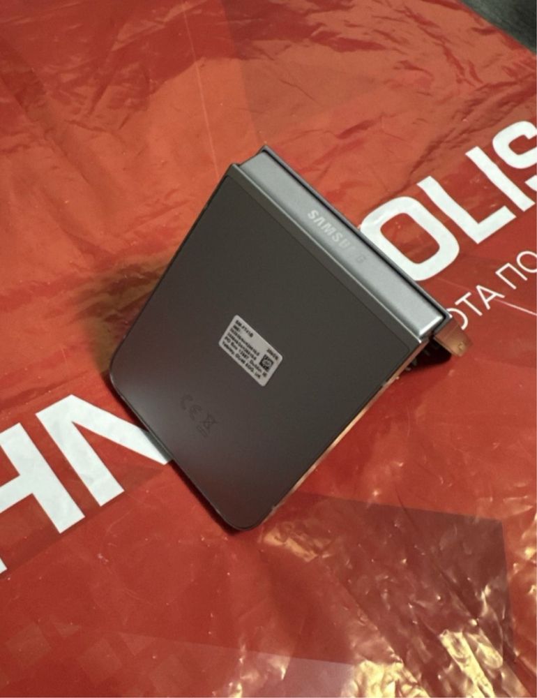 КАТО НОВ 256GB Samsung Z Flip 6 Гаранция Технополис 2026 г. Silver