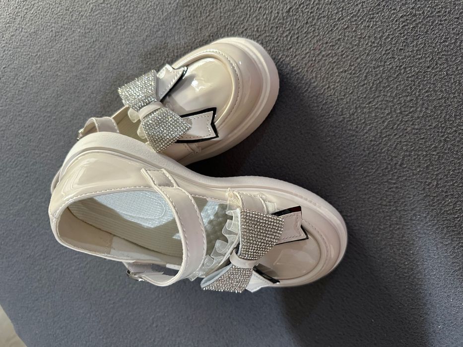 Vând adidași și pantofi fetițe