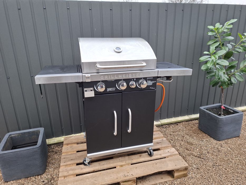 Gratar pe gaz cu 4 arzătoare