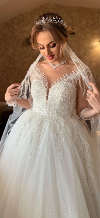 Vand rochie de mireasa alba+voal lung+crinolina