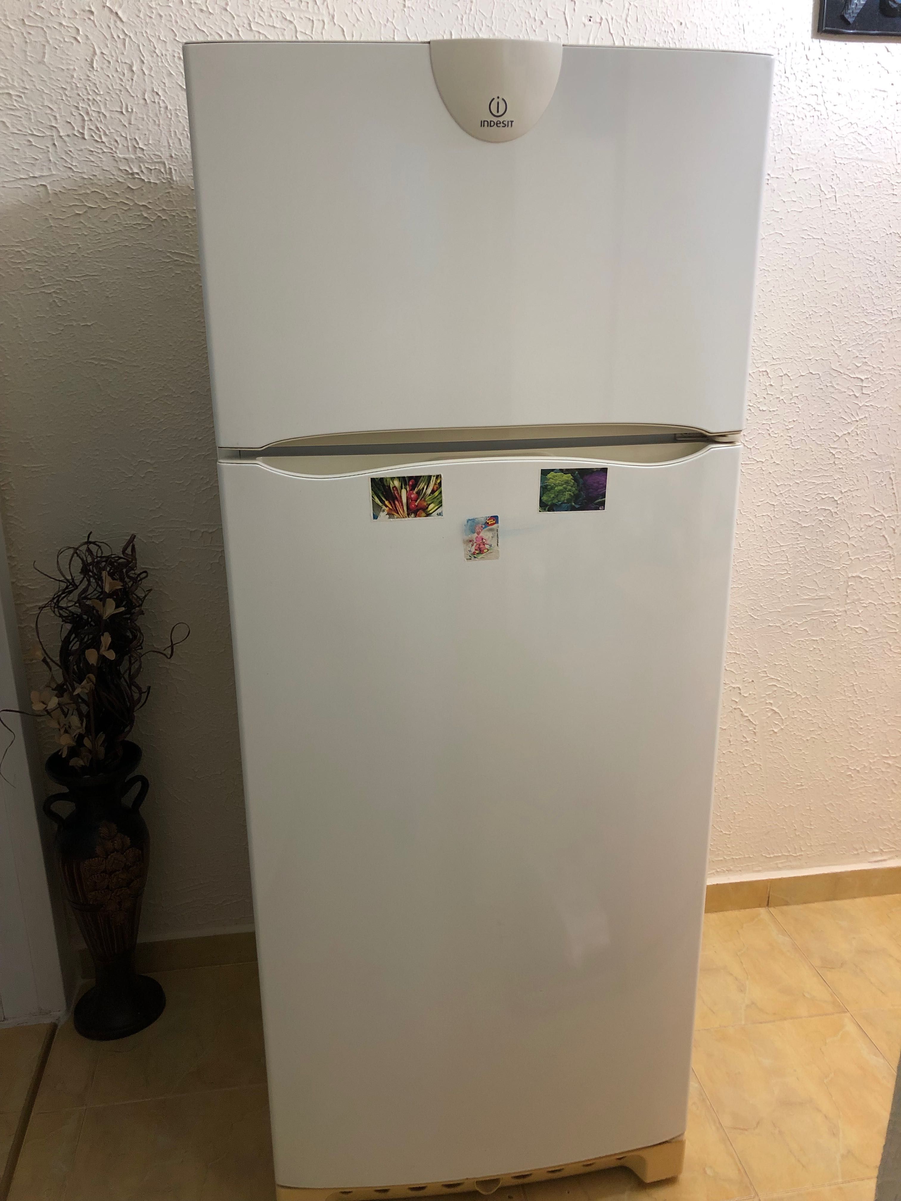 Хладилник с фризер INDESIT