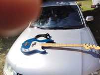 Vând chitara bass..