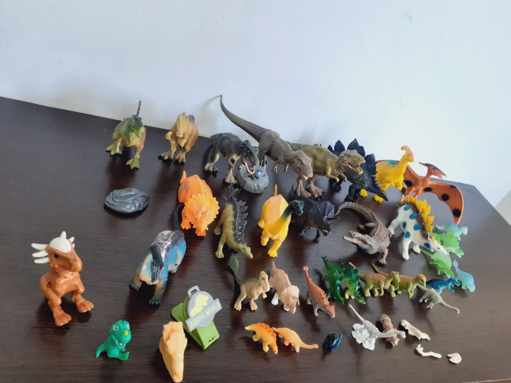 Diverse figurine dinozauri