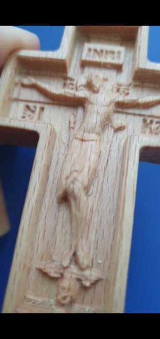 Vand cruci pectorale sculptate in lemn de fag natural cu snur sau lant