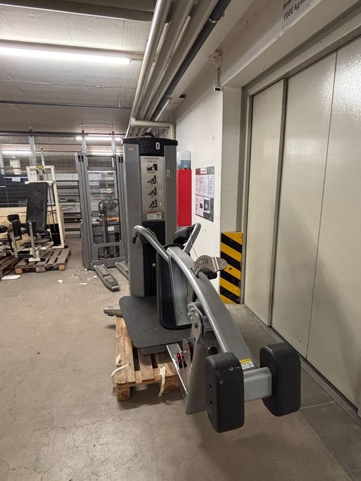 Фитнес уреди Freemotion машина за клекове