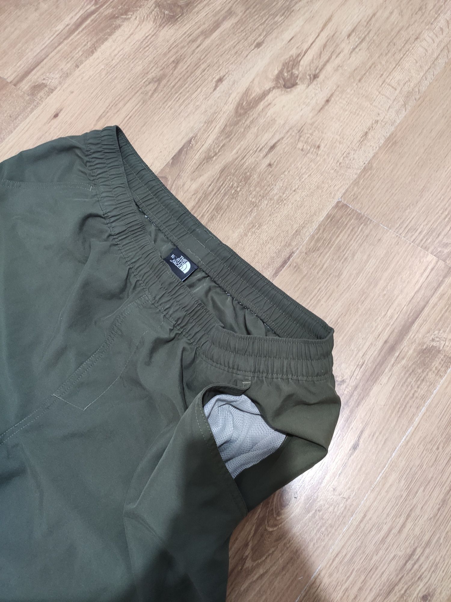 Pantaloni scurți The North Face mărimea M