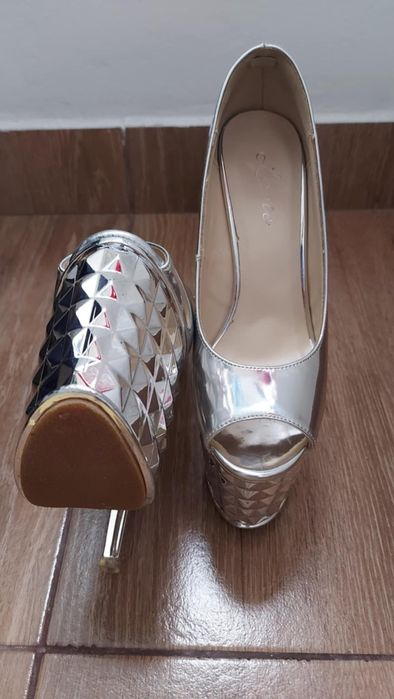 Vând pantofi cu toc de 20 și platforma de 9