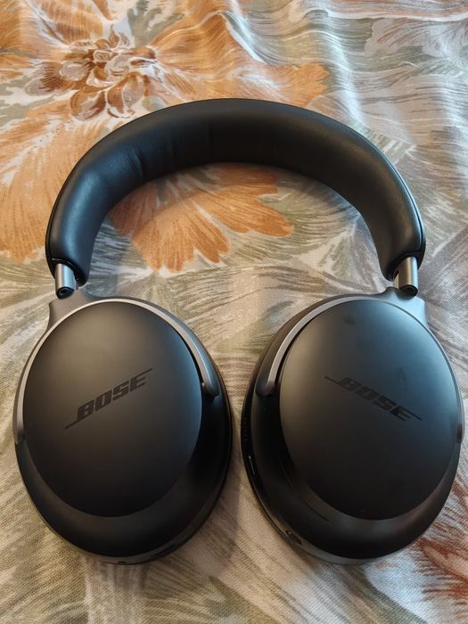 Vând căști Bluetooth Bose Quietcomfort Ultra Negre.