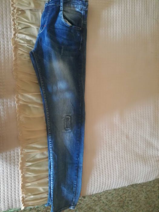 Продавам детски дънки Fasion Kids-модерни с кръпки