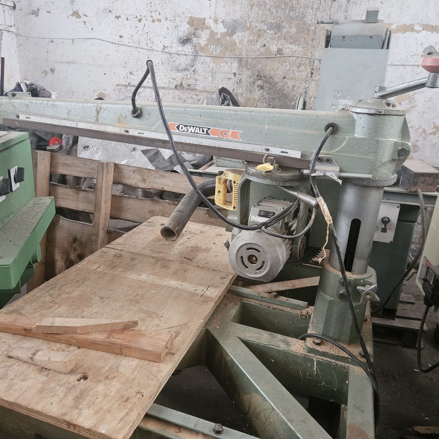 пендула тип радиал 900 мм.DEWALT