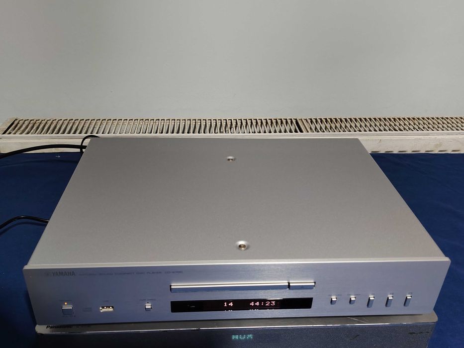 YAMAHA CD-S700 Natural Sound Compact Disc Player