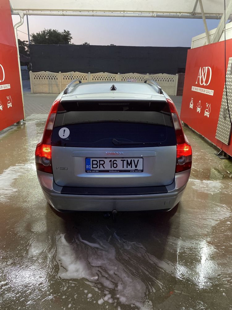 Vand sau schimb Volvo v50 2.0d 136 cp.