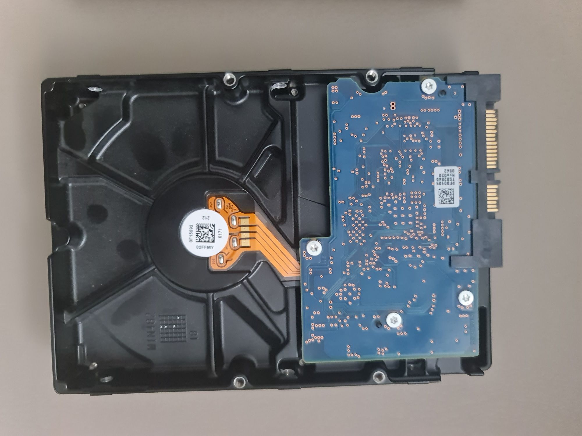 Hard disk-uri 1TB și 250 GB