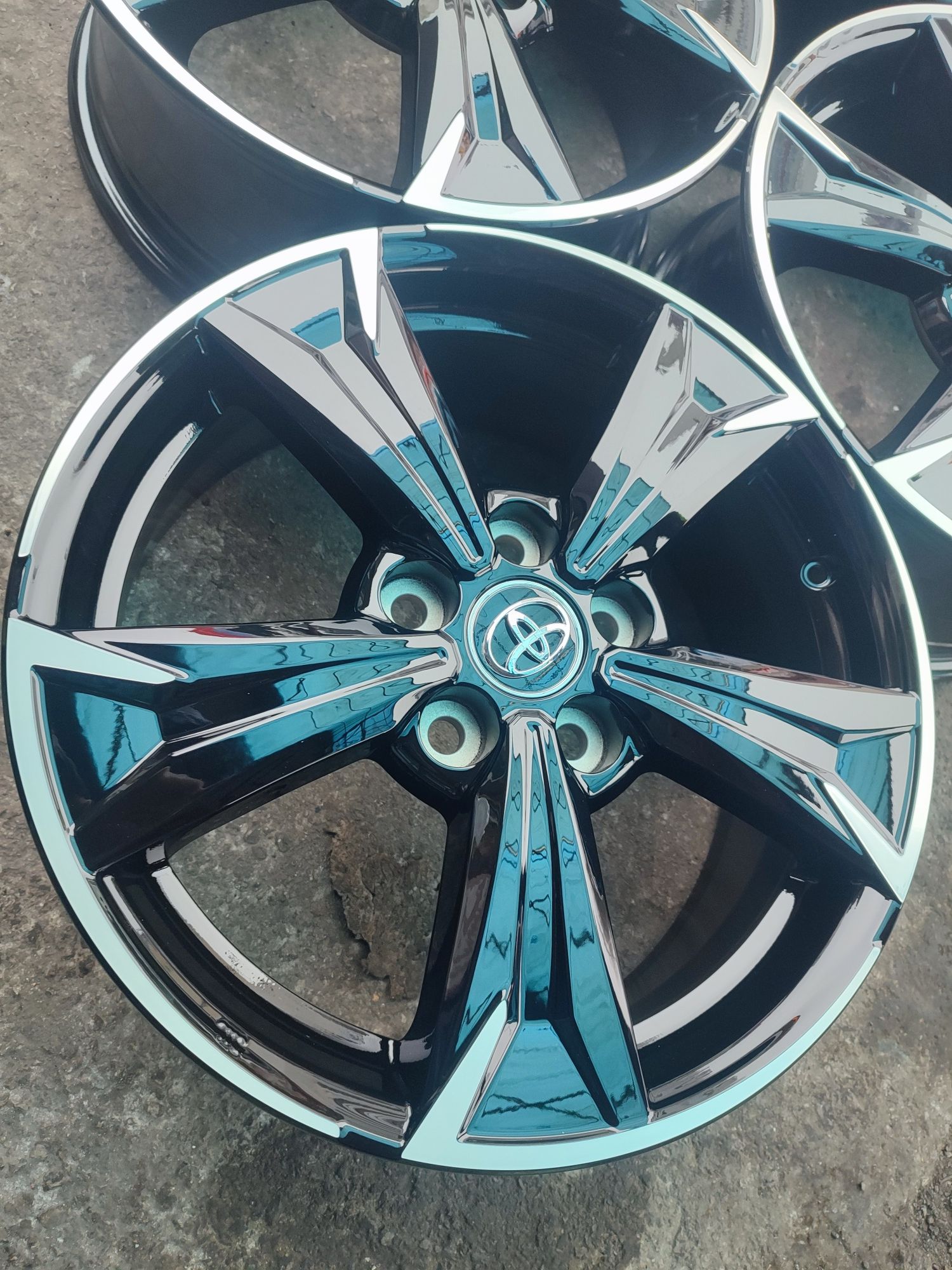 17" оригинални ал. джанти с датчици за Toyota Corolla,C-hr,Yaris cross