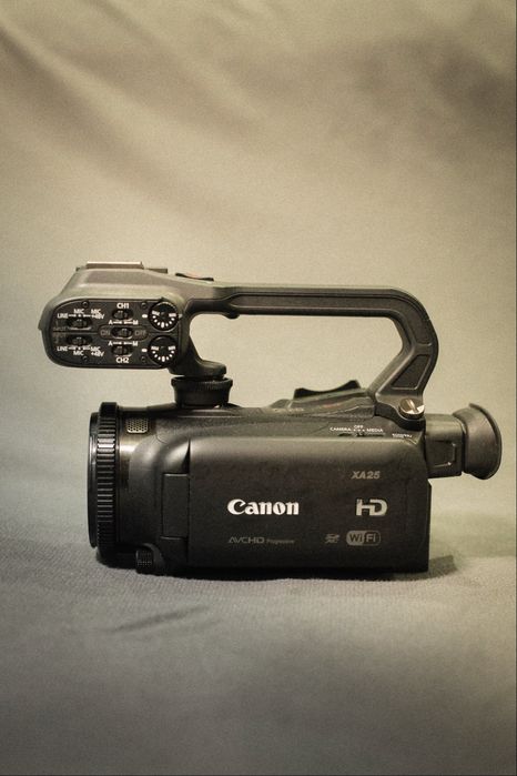 Видеокамера Canon xa25