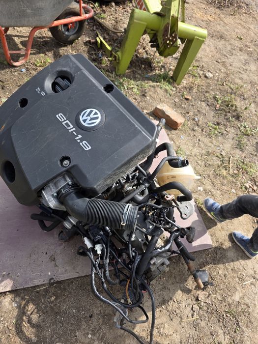 Vând motor 1.9 200 000 km