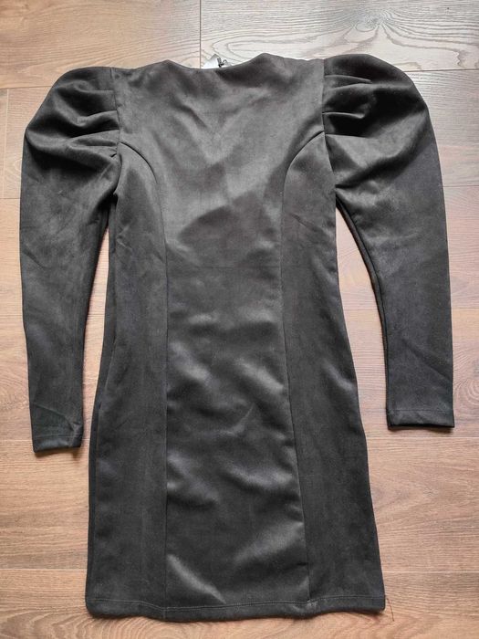 Нова къса черна дамска рокля по тялото с буфан ръкави