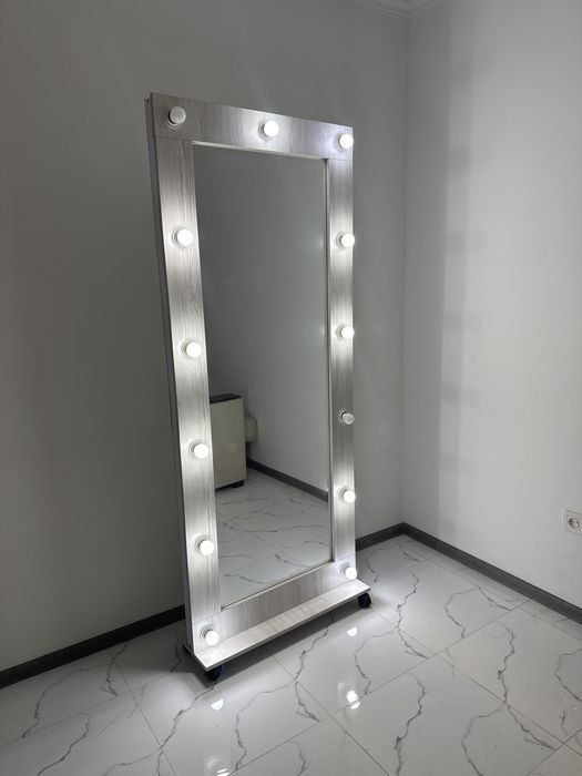 Зеркало с лампами для магазина