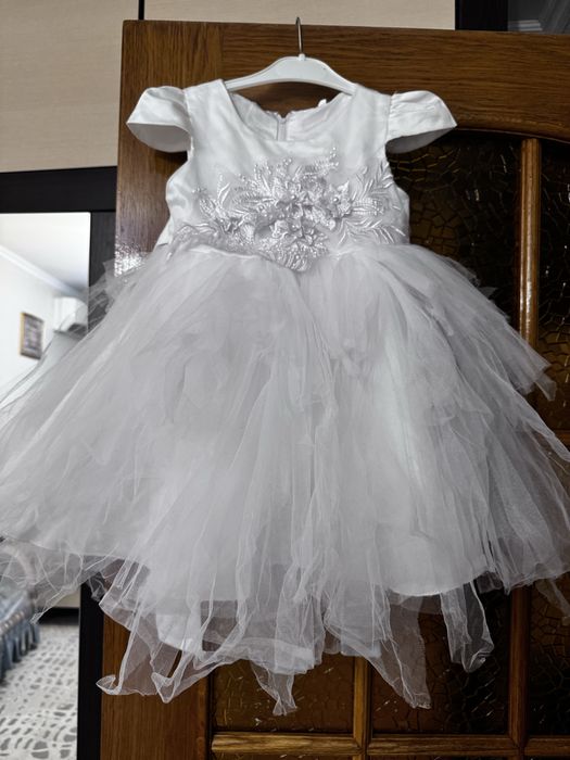 Ақ көйлек сатылады