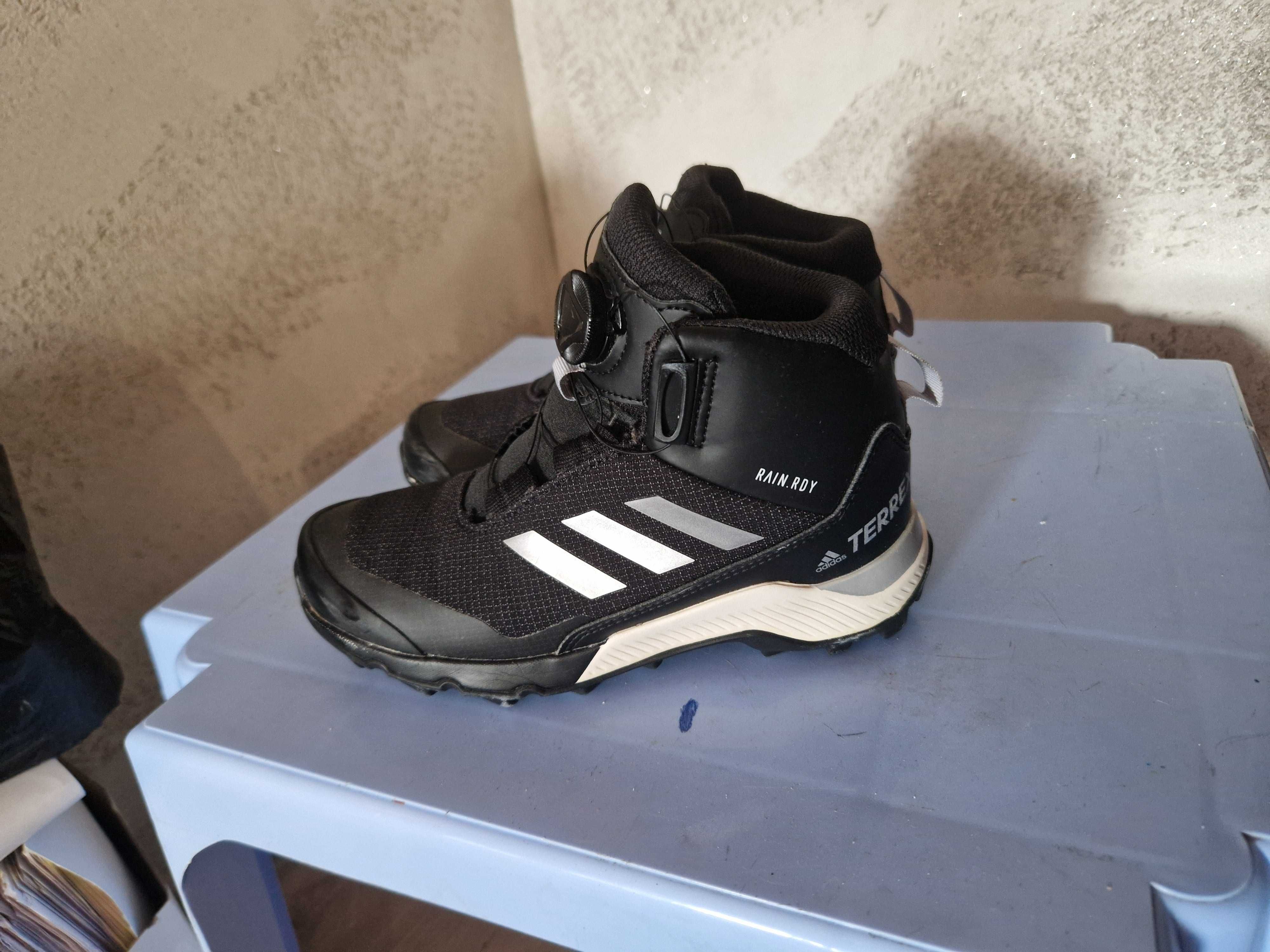 Зимни непромокаеми боти на adidas