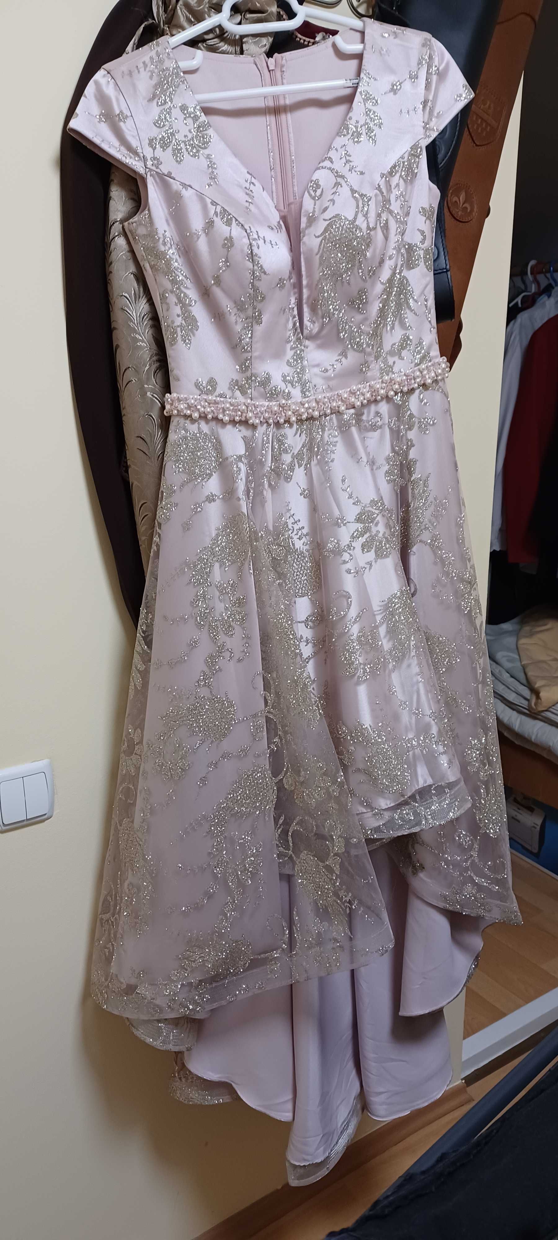 Rochie de gala roz cu margele