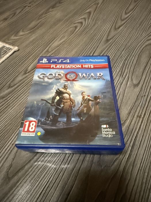 ps4 pro  със джойстик един  и със 3 игри