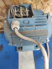 Vând motor electric 220
