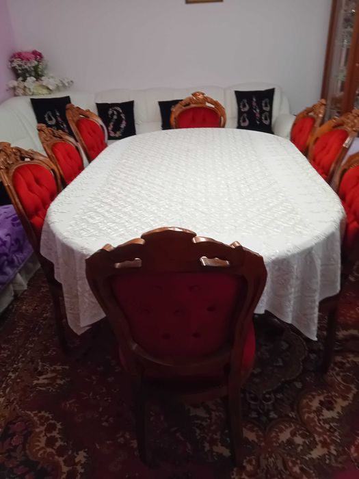 Masă scluptată cu 8 scaune .