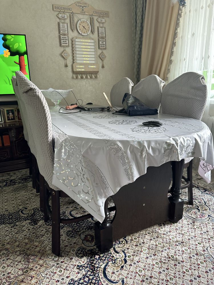 Стол со стульями