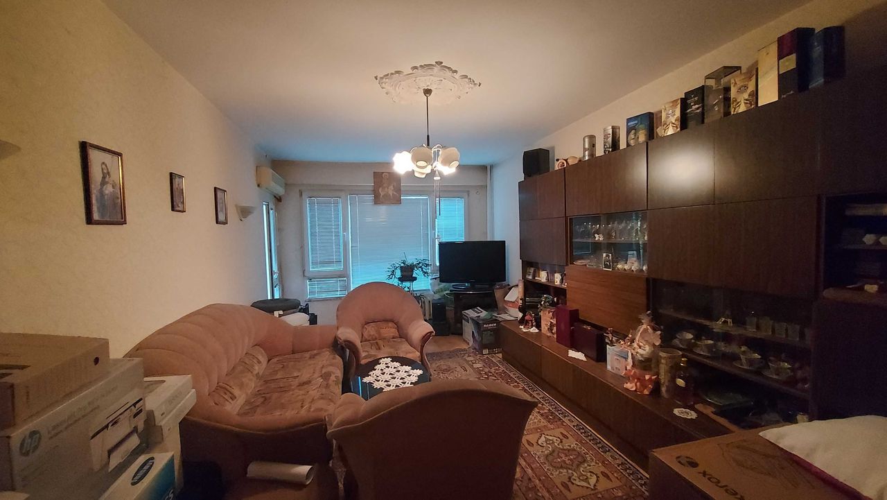 Дава се под наем Тристаен апартамент в София, Център - 88 кв.м за 179000 € - Снимка #3