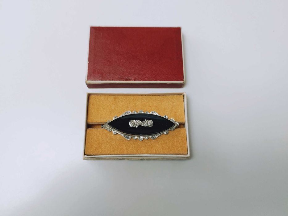 Veche Brose argint 800 si onix model floral