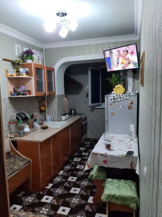 Срочно Продаётся 2 х комнатная квартира на 2 этаже в кирпичном доме .