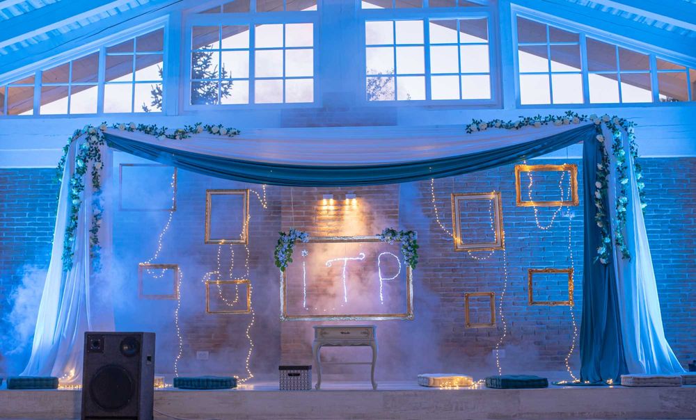 Ghirlande luminoase și decorațiuni tematice pentru evenimente