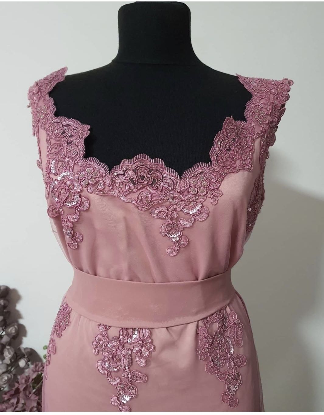 Rochie superba din dantela brodata pentru ocazii speciale