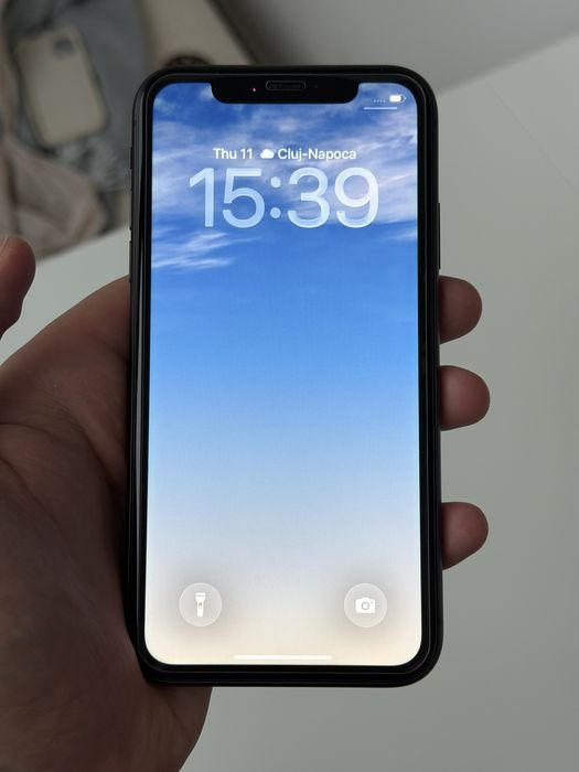 Vand iPhone 11 negru de 64 GB in stare excelenta