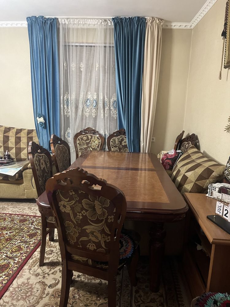 Деревянный стол со стульями