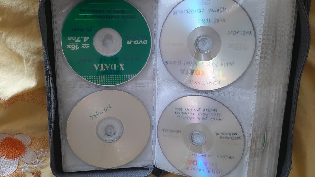 CD cu muzică, filme, documentare și desene.