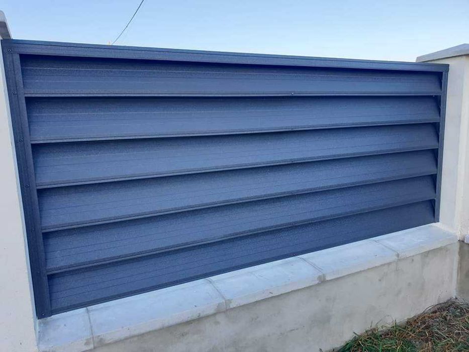 Garduri din panouri stil jaluzele, sipca metalica, tabla, plasa si BCA