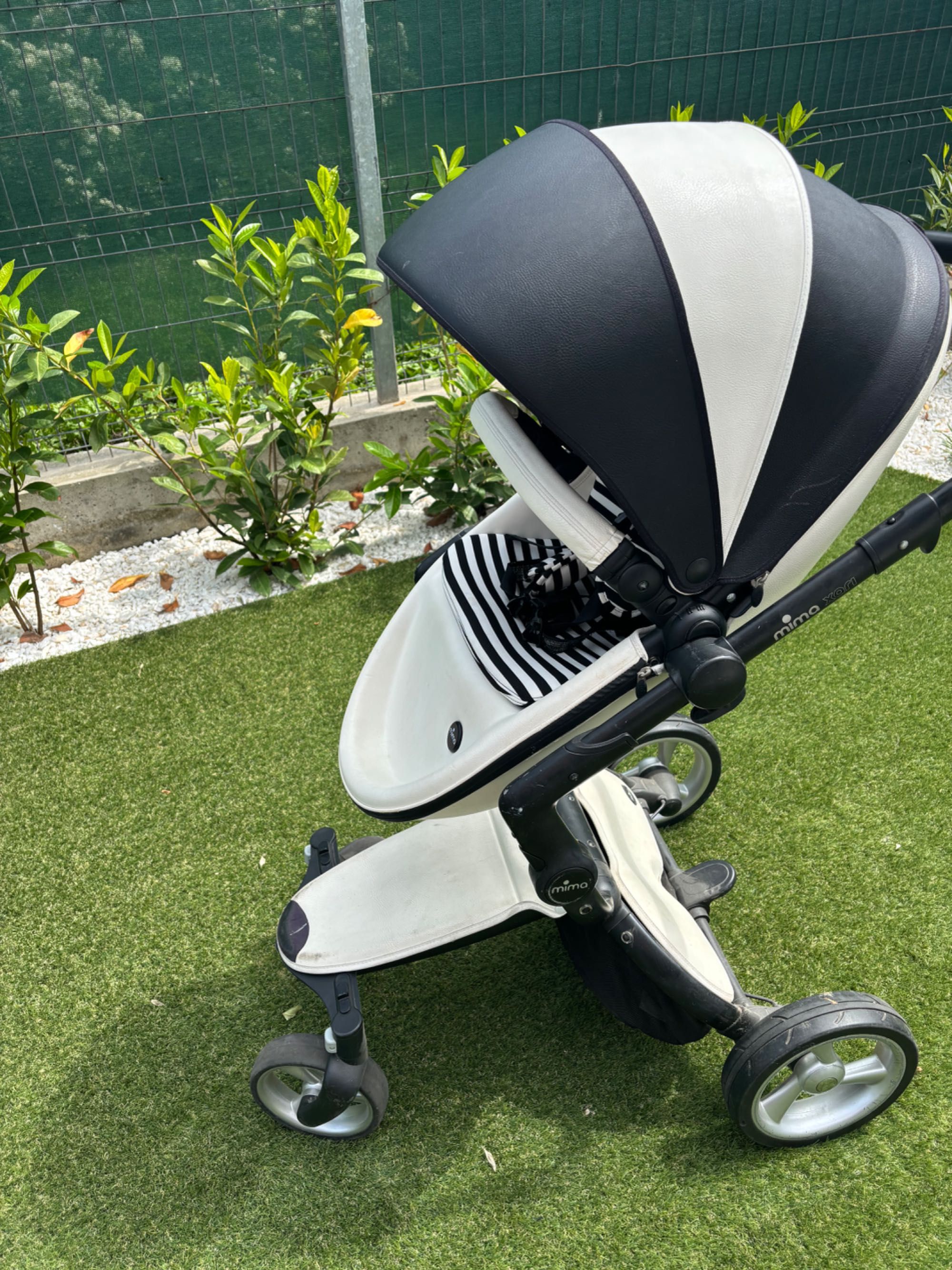 Carucior mima xari 3 in 1 + scoica masina maxi cosi