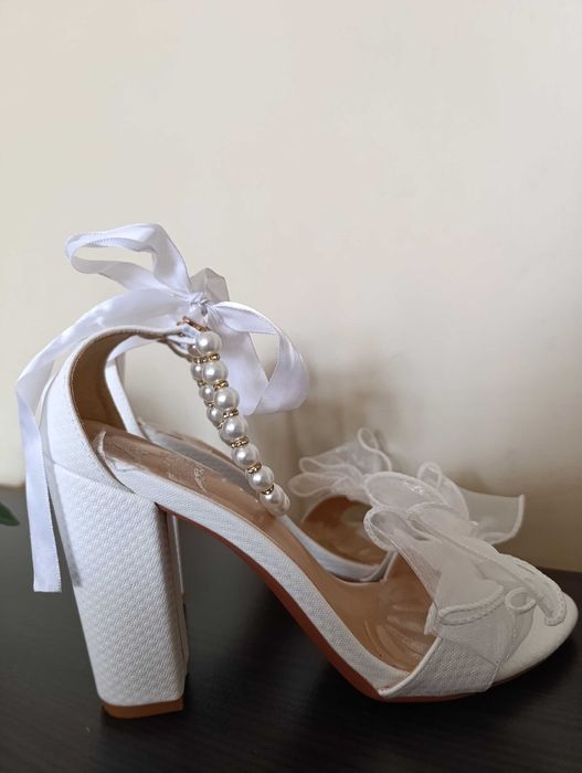 Бели официални обувки на висок ток