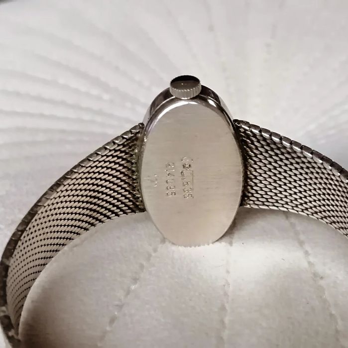 Сребърен, механичен часовник.