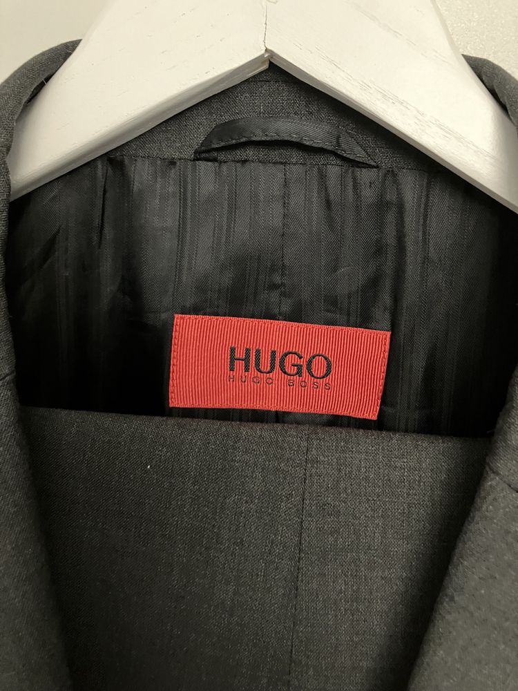 Costum Hugo Boss - marimea 098 - M