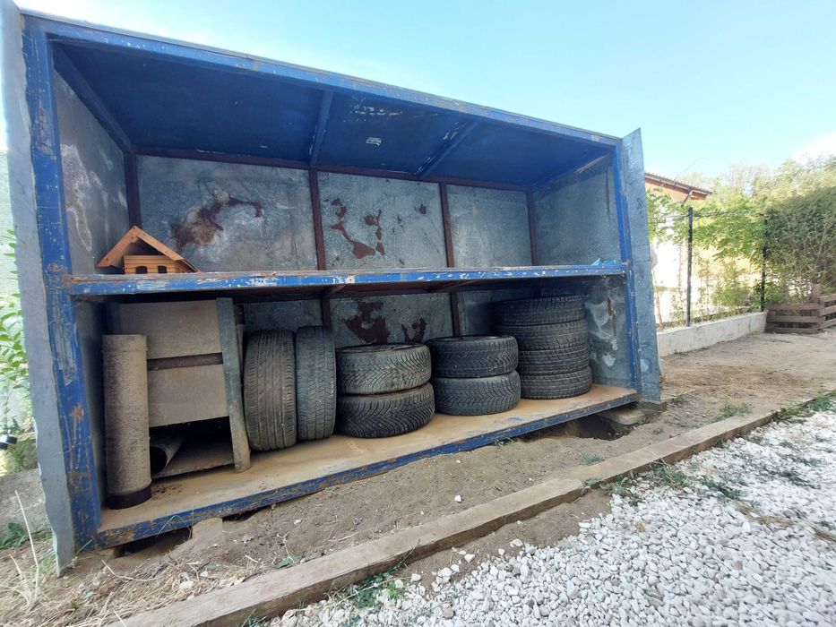 Продавам метални стелажи височина-180, дълбочина-92 , дължина 292