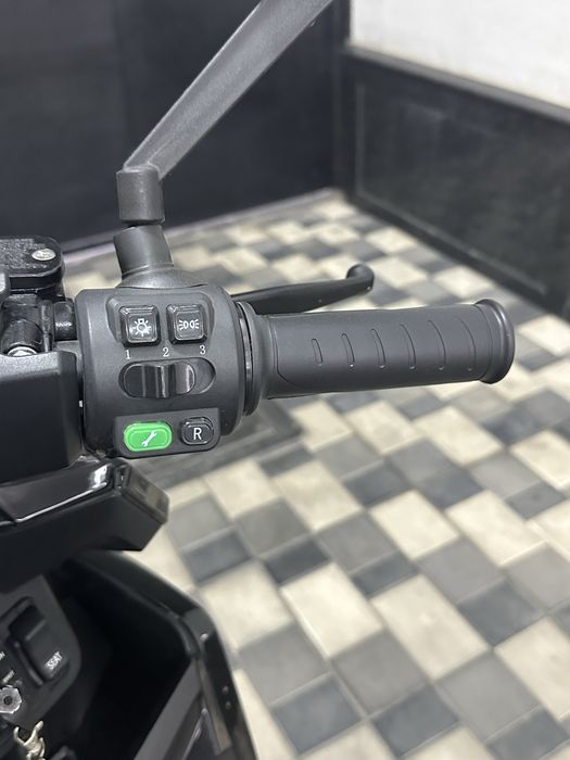 Чёрный электроскутер