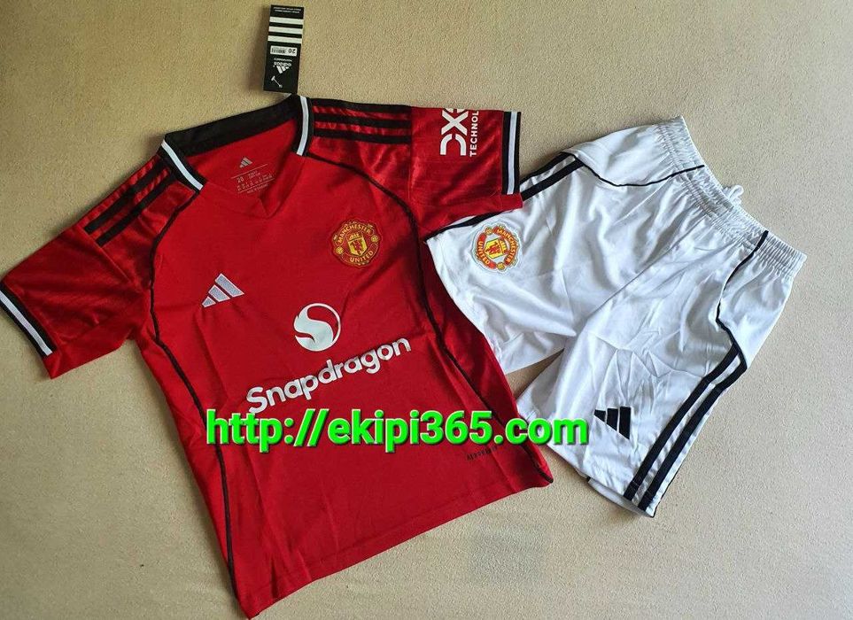 Манчестър Юнайтед титулярен детски футболен екип 2025/26